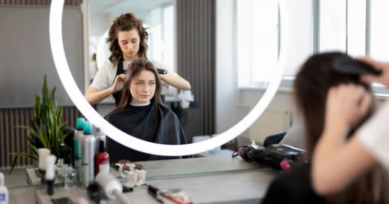 Soins capillaires en salon : shampoings professionnels